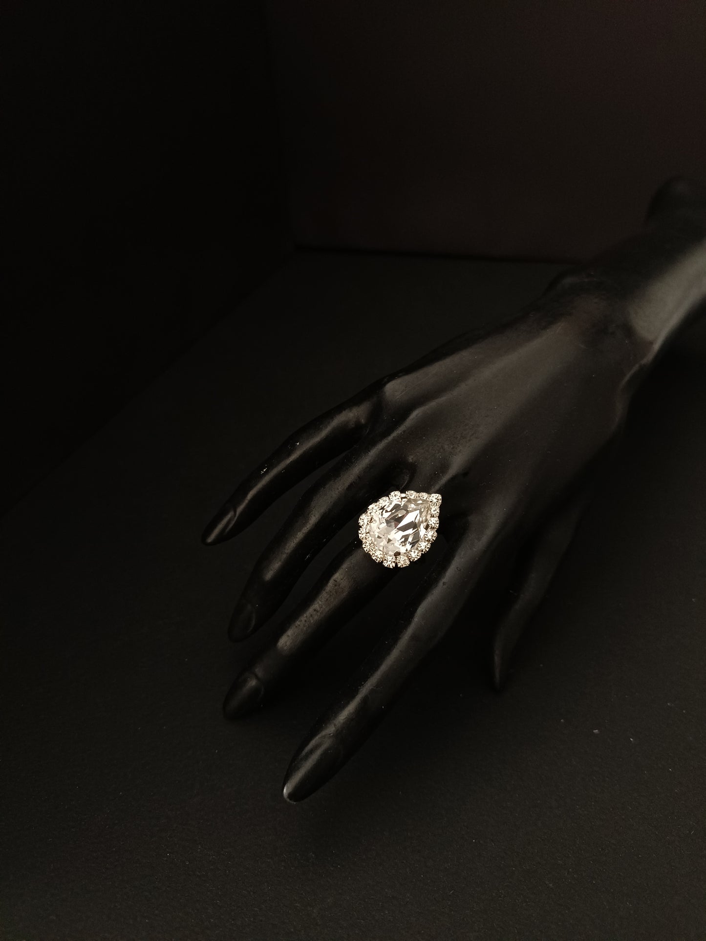 Δαχτυλίδι ανοιγόμενο σε διάφανη κρυσταλλιζέ απόχρωση.